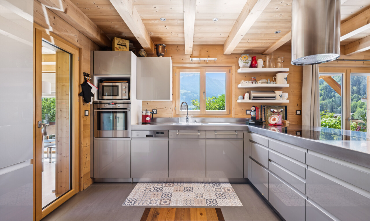 cuisine avec stainless steel countertops, plans de travail en acier inoxydable, open shelves, étagères ouvertes, et gray cabinets