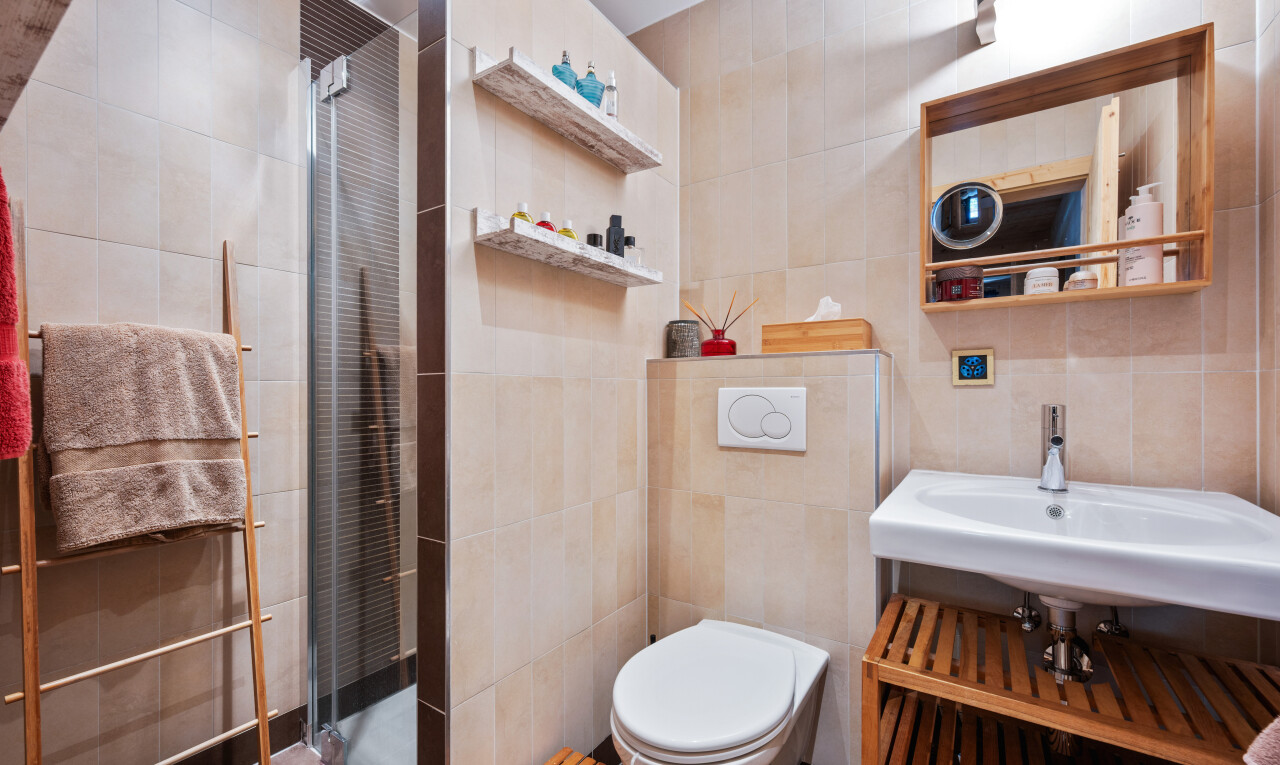 salle de bains avec mur en carrelage, tile wall, douche, salle de bain complète, et miroir