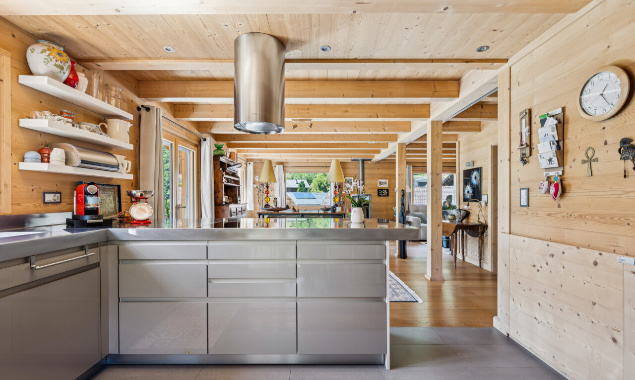 cuisine avec stainless steel countertops, plans de travail en acier inoxydable, mur en bois, wood wall, et dated wood wall