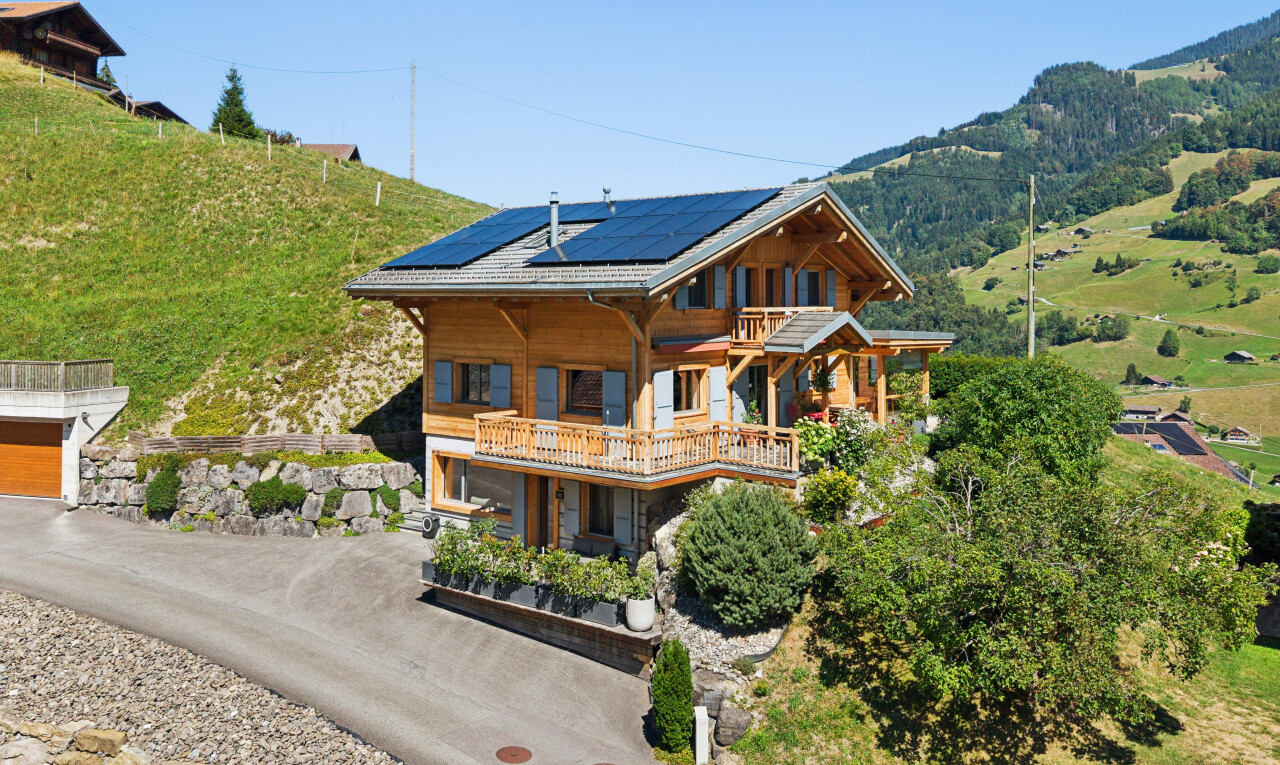façade avec power lines view, panneaux solaires, property visible, bardage horizontal, et day time
