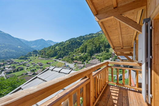 balcony featuring a mountain view
