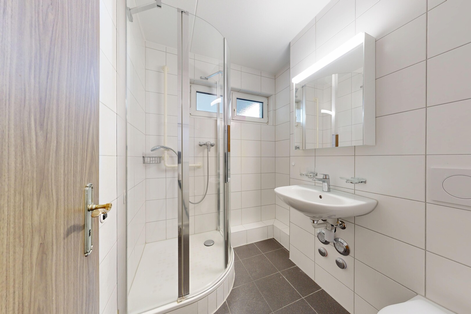 bad mit fliesenwand, tile wall, spiegel, komplettes badezimmer, und dusche