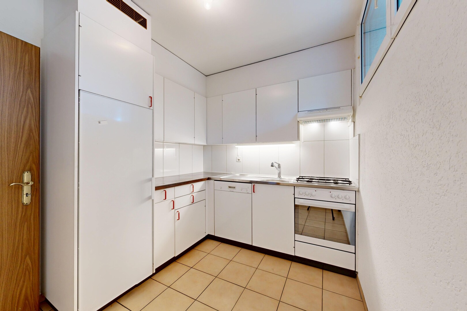 küche mit light floor, ofen, white cabinets, weiße schränke, und inside property