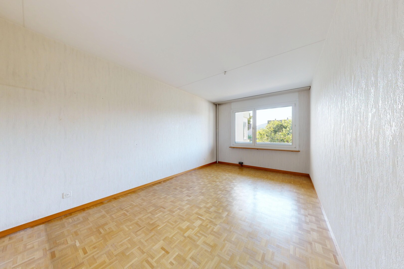 leerer raum mit holzfußboden, wood finish floor, inside property, natürliches licht, und sockelleisten