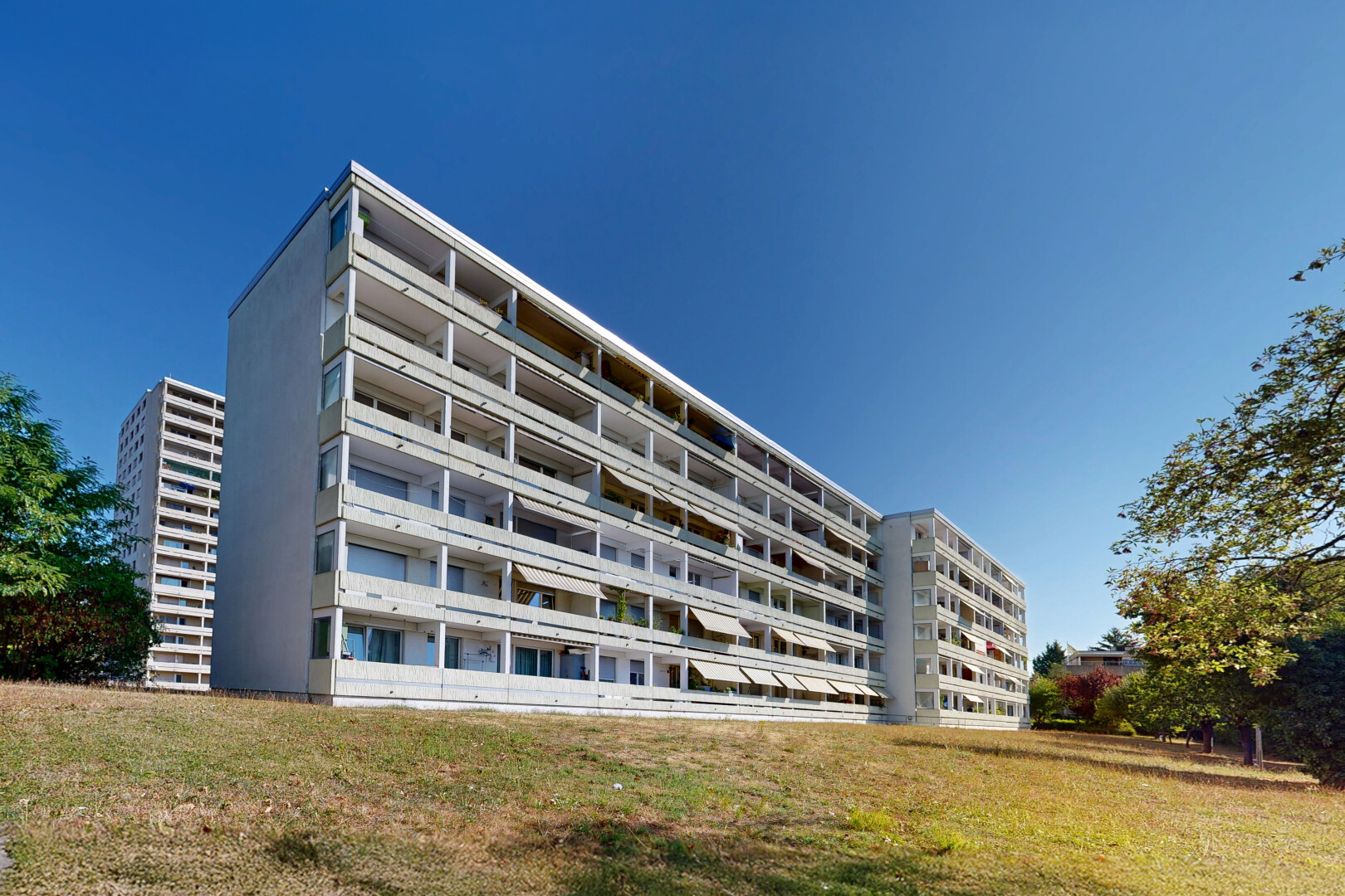 außenansicht mit apartment complex view, blick auf wohnanlage, und day time
