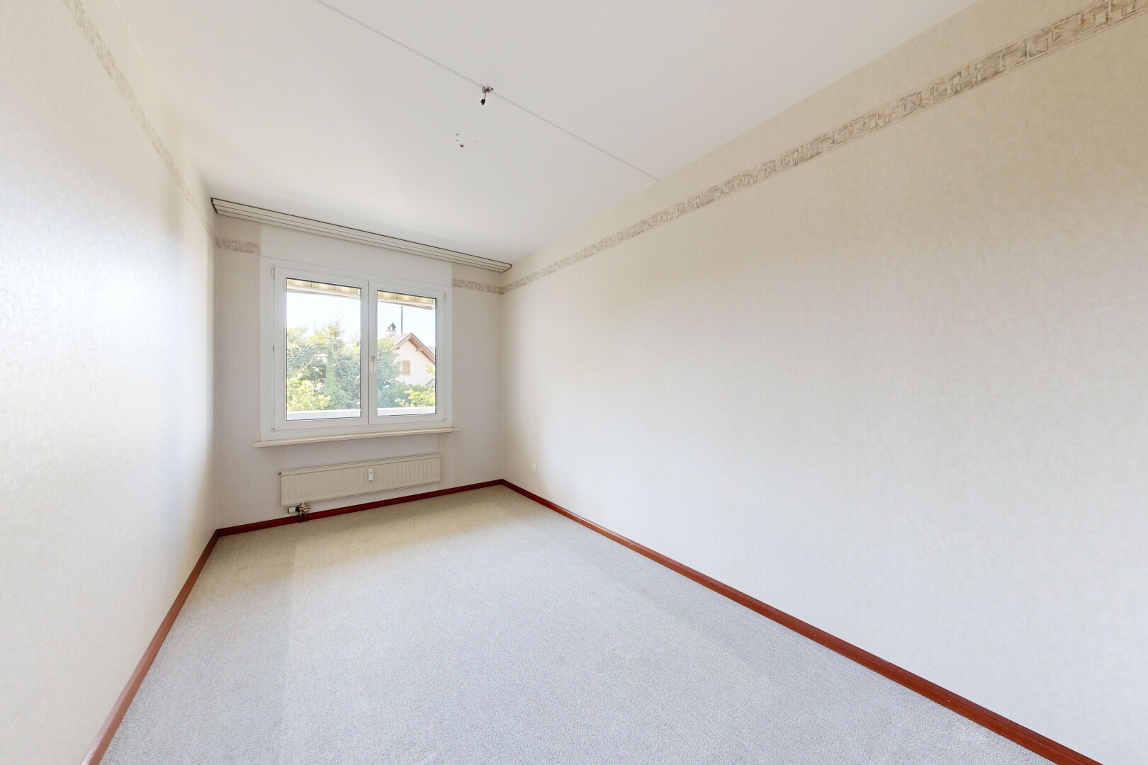 leerer raum mit carpet, teppich, baseboards wall, sockelleisten, und inside property