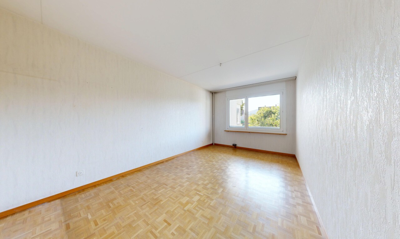 leerer raum mit holzfußboden, wood finish floor, inside property, natürliches licht, und sockelleisten