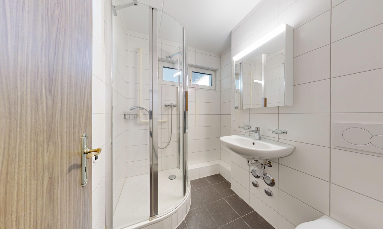 bad mit fliesenwand, tile wall, spiegel, komplettes badezimmer, und dusche