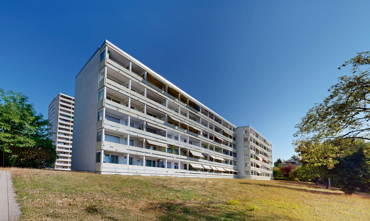 außenansicht mit apartment complex view, blick auf wohnanlage, und day time