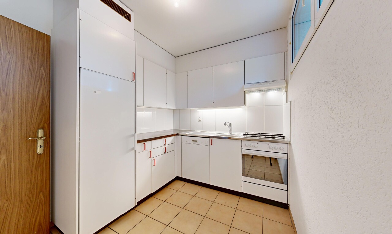 küche mit light floor, ofen, white cabinets, weiße schränke, und inside property