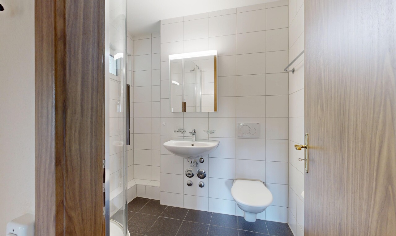 bad mit tile wall, fliesenwand, spiegel, komplettes badezimmer, und tile floor