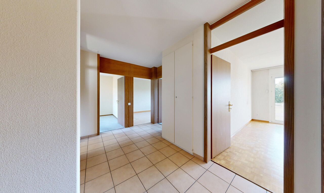 halle / korridor mit light floor, inside property, fliesenboden, und tile floor