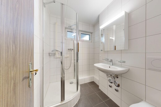 bad mit fliesenwand, tile wall, spiegel, komplettes badezimmer, und dusche