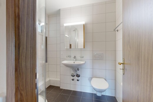 bad mit tile wall, fliesenwand, spiegel, komplettes badezimmer, und tile floor