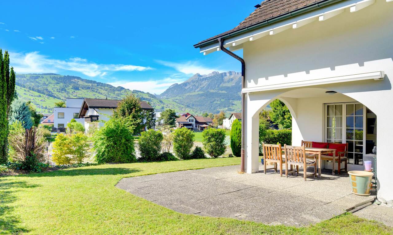 terrasse mit mountain view, blick auf die berge, terrasse, day time, und rasen