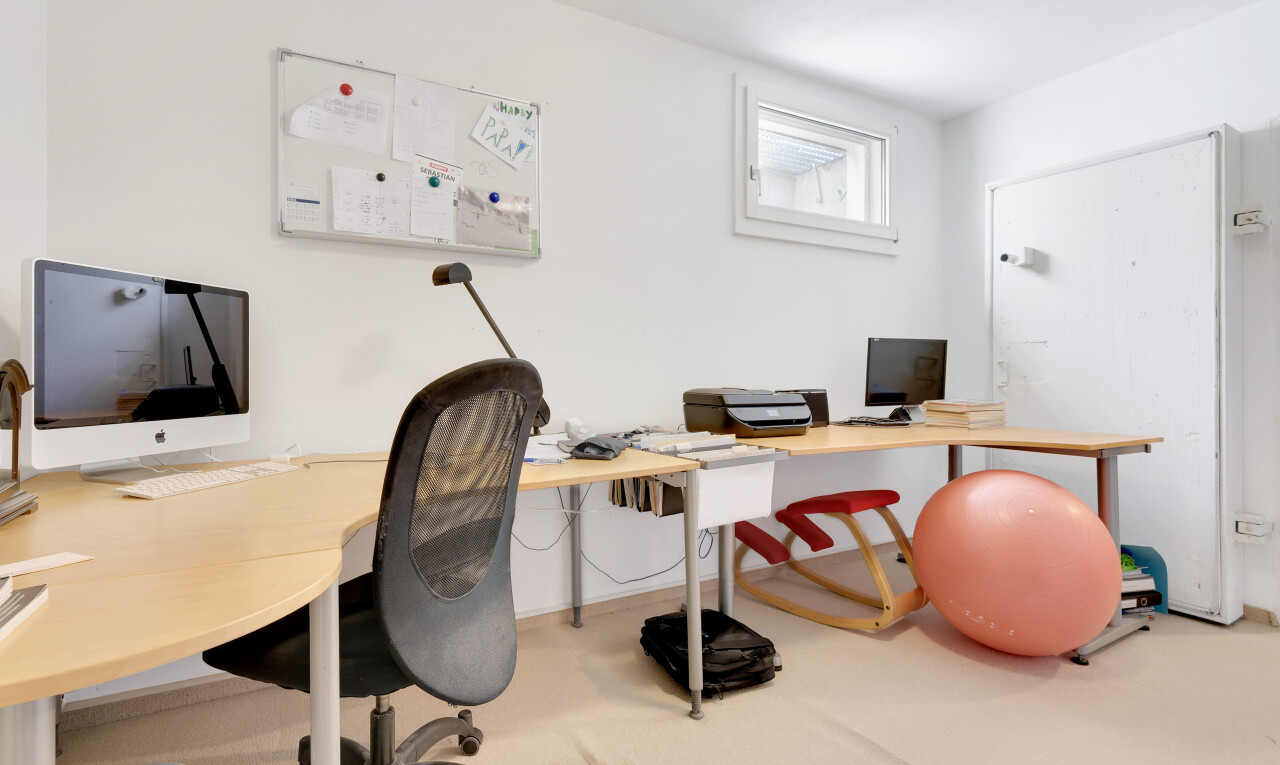 büro mit bürobereich, fernseher, gipskartonwand, drywall, und natürliches licht