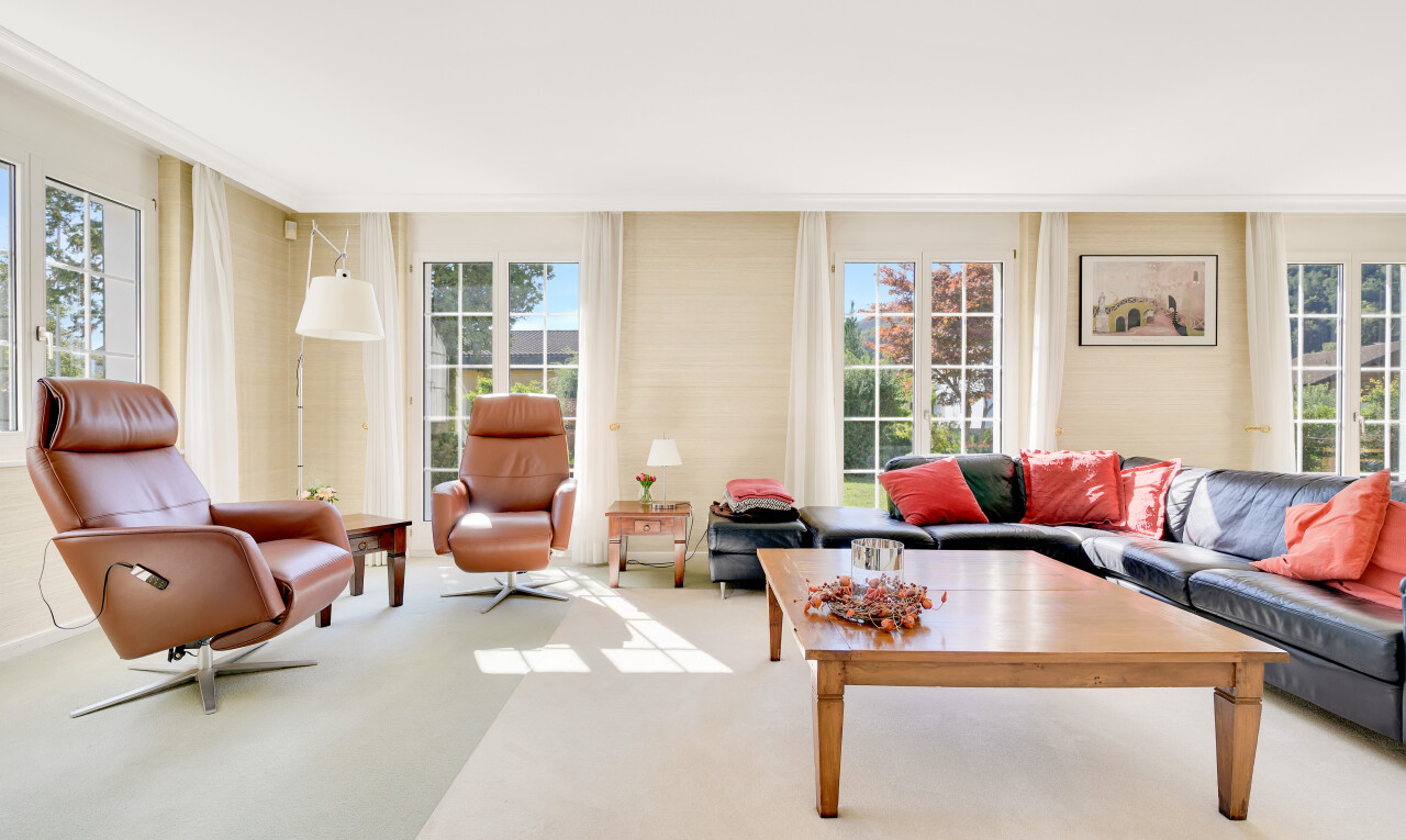 wohnzimmer mit day time, teppich, carpet, natürliches licht, und natural light