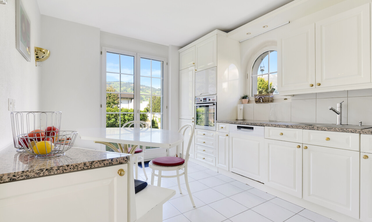 küche mit day time, hochgezogene schränke, weiße schränke, natürliches licht, und natural light