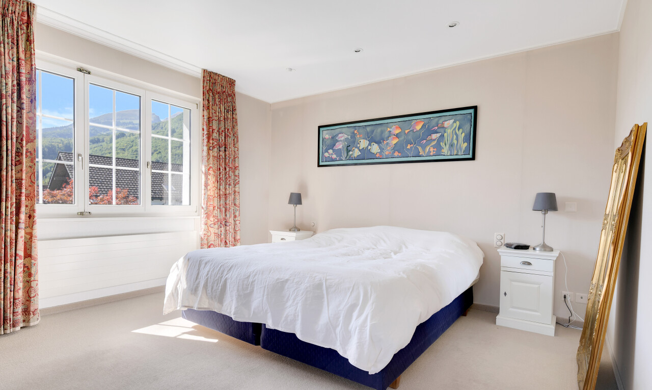 zimmer / schlafzimmer mit teppich, carpet, gipskartonwand, drywall, und natürliches licht