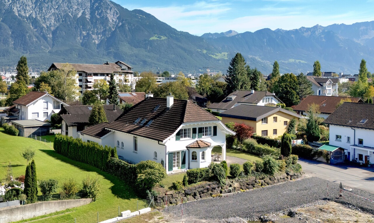 außenansicht mit rasen, blick auf die berge, mountain view, day time, und wohngebietblick