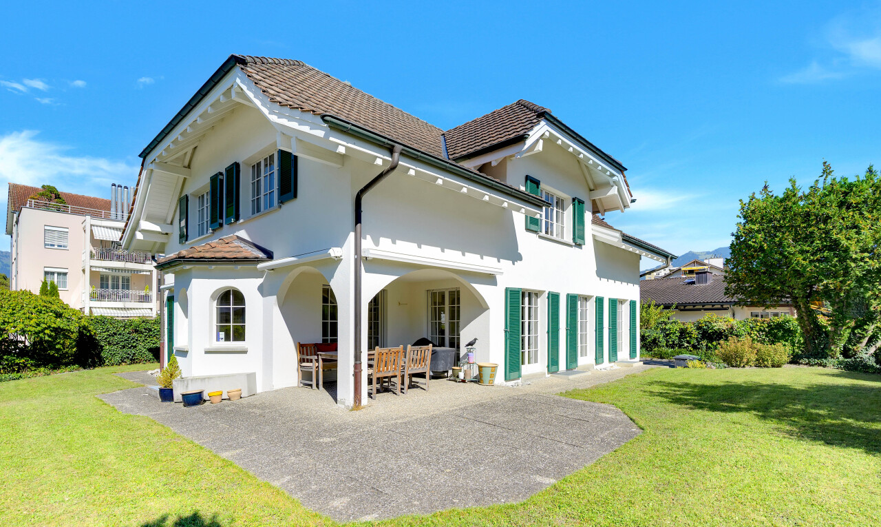 außenansicht mit rasen, terrasse, property visible, balkon, und day time