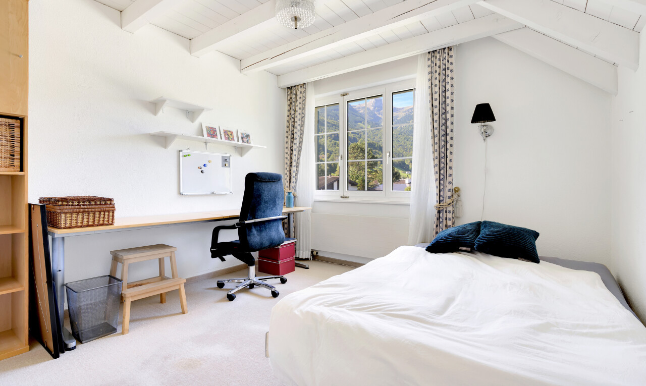 zimmer / schlafzimmer mit natürliches licht, natural light, teppich, carpet, und gipskartonwand