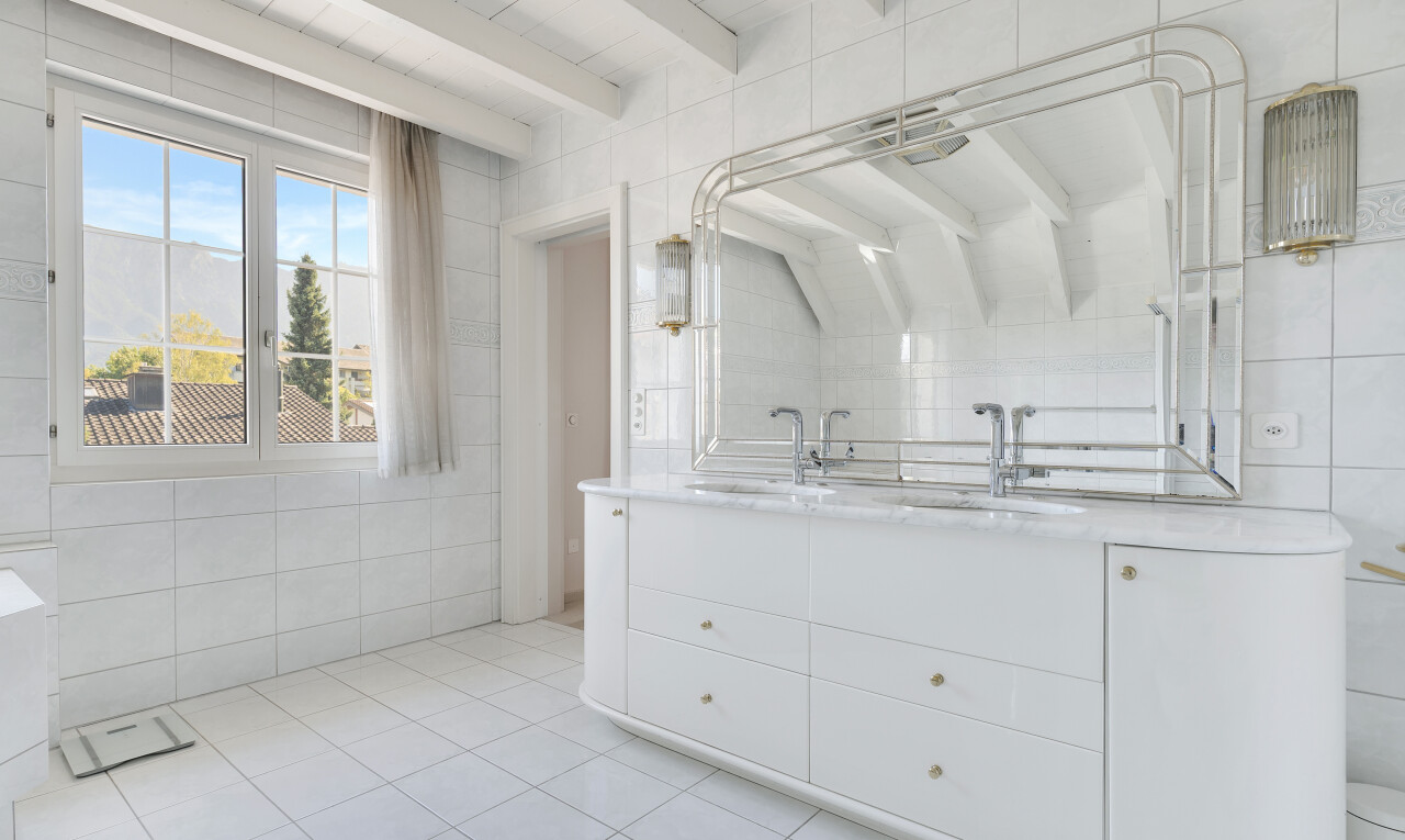 bad mit fliesenwand, tile wall, doppelwaschtisch, spiegel, und balkendecke