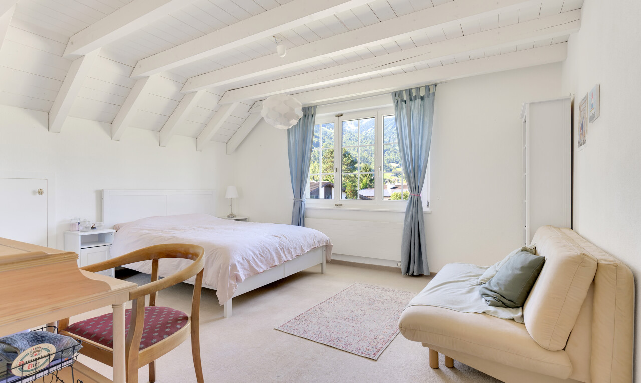 zimmer / schlafzimmer mit balkendecke, beamed ceiling, teppich, carpet, und natürliches licht