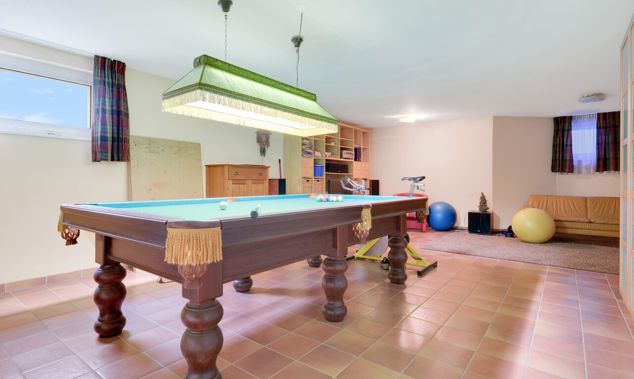 küche mit gipskartonwand, drywall, billard, inside property, und natürliches licht