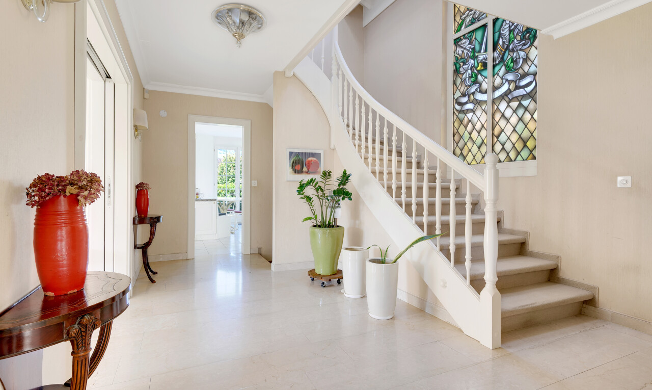 treppe mit kronenstuck, crown molding, gipskartonwand, drywall, und natürliches licht