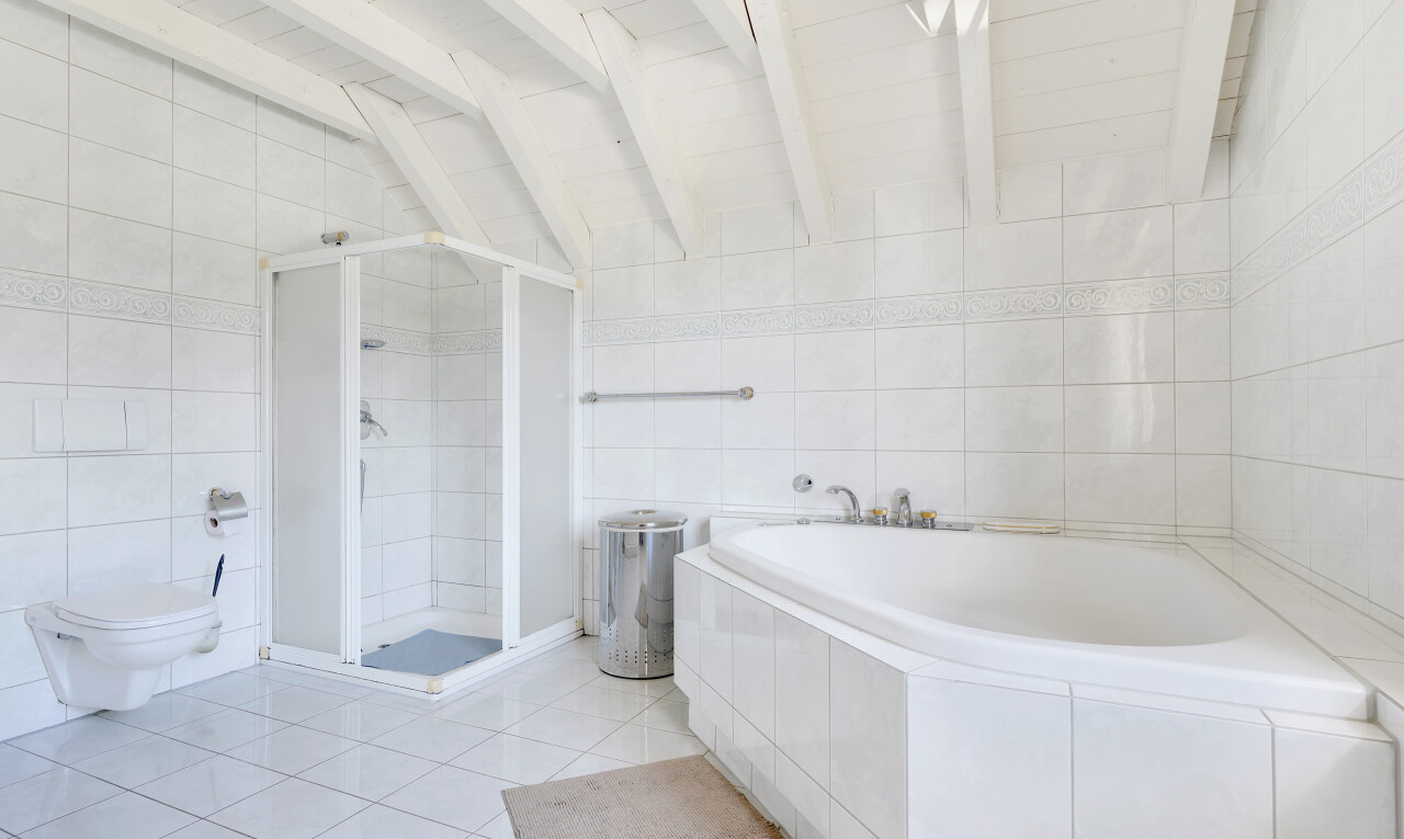 bad mit fliesenwand, tile wall, tile tub, dusche, und komplettes badezimmer