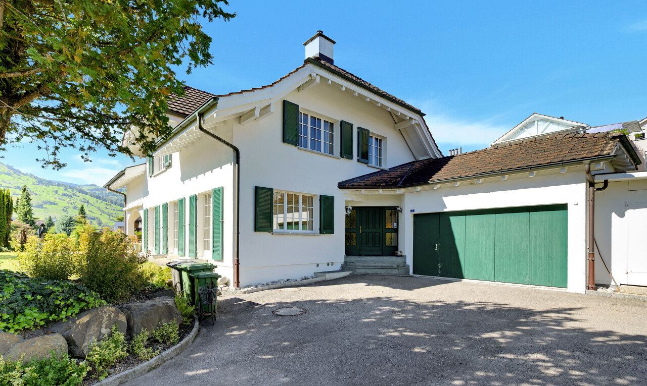 außenansicht mit day time, property visible, auffahrt, stuckverkleidung, und schornstein