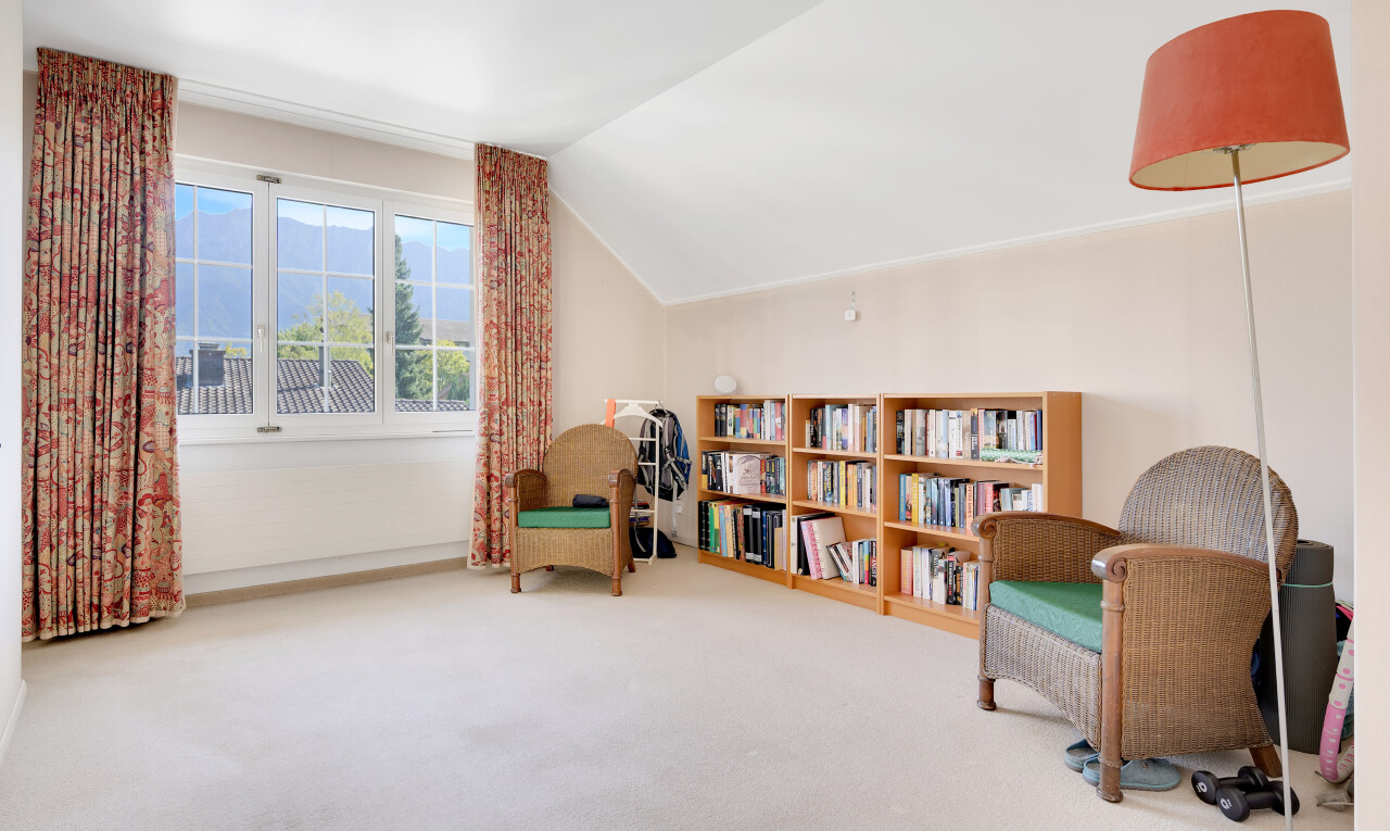 büro mit natürliches licht, natural light, inside property, dachschräge, und vaulted ceiling