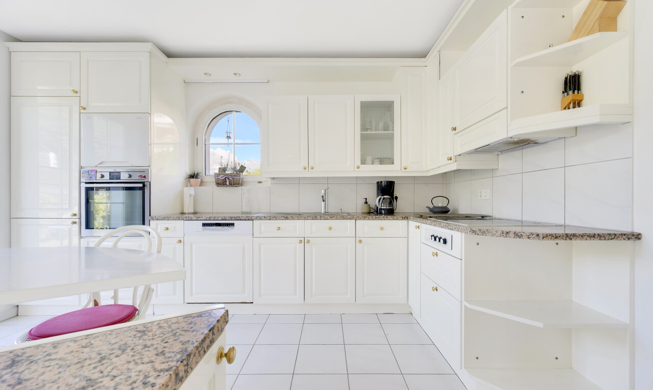 küche mit offene regale, weiße schränke, fliesenboden, tile floor, und küchenrückwand beim herd