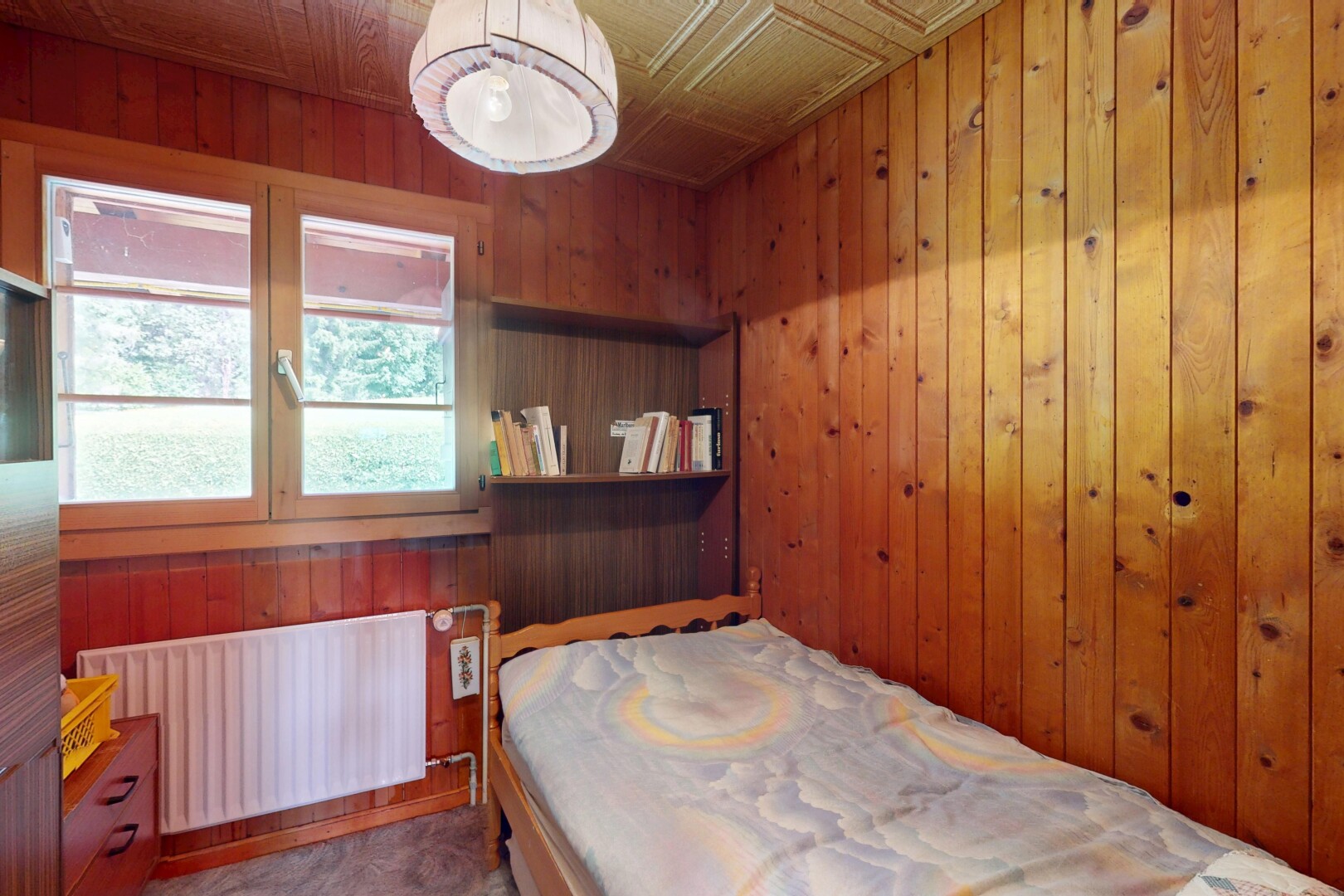 chambre avec radiateur, wood wall, mur en bois, inside property, et natural light