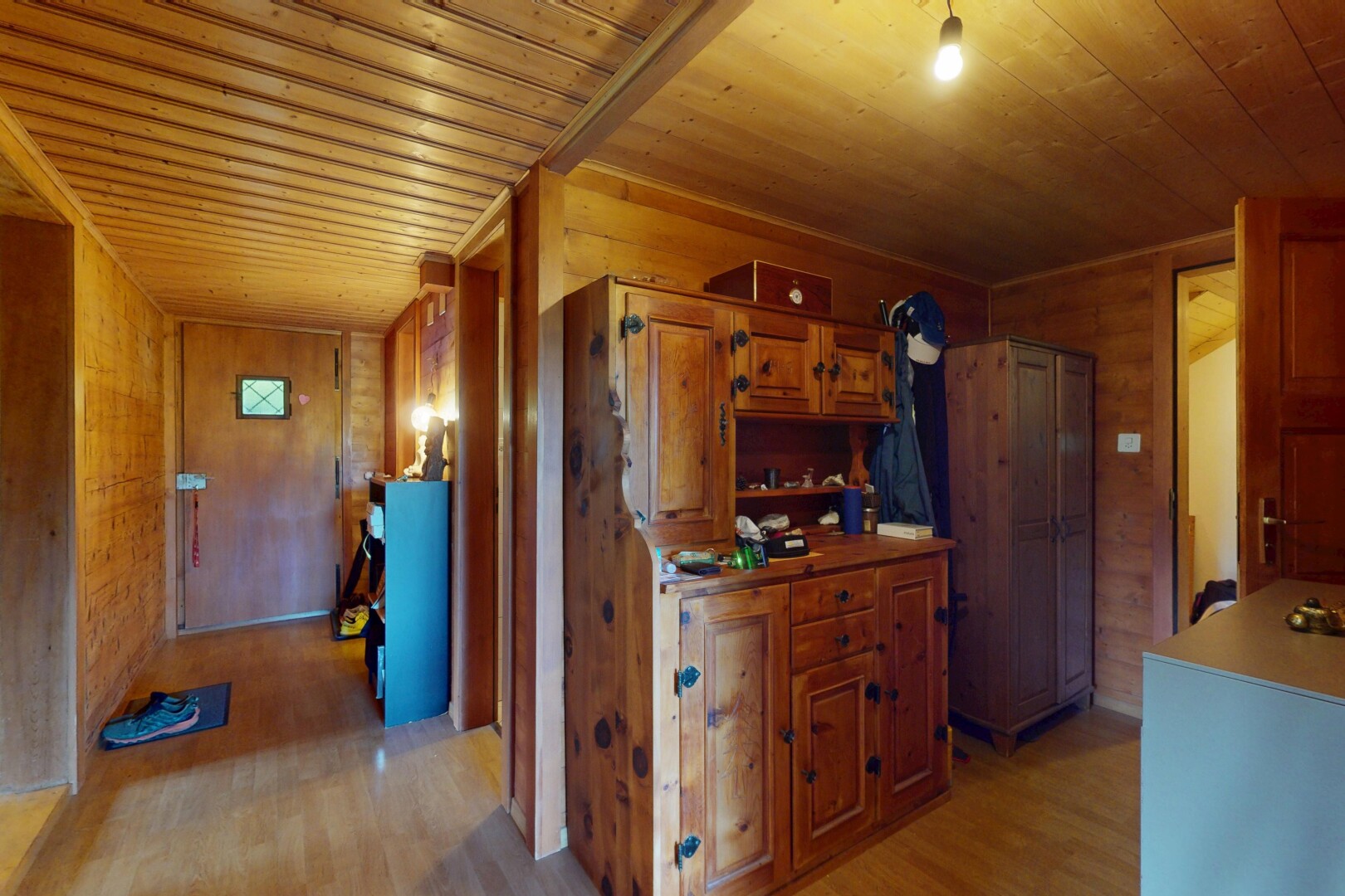 couloir avec wood wall, mur en bois, wood finish floor, sol en finition bois, et inside property