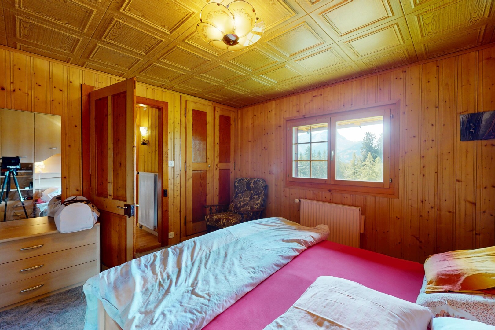 chambre avec mur en bois, wood wall, lumière naturelle, natural light, et radiateur