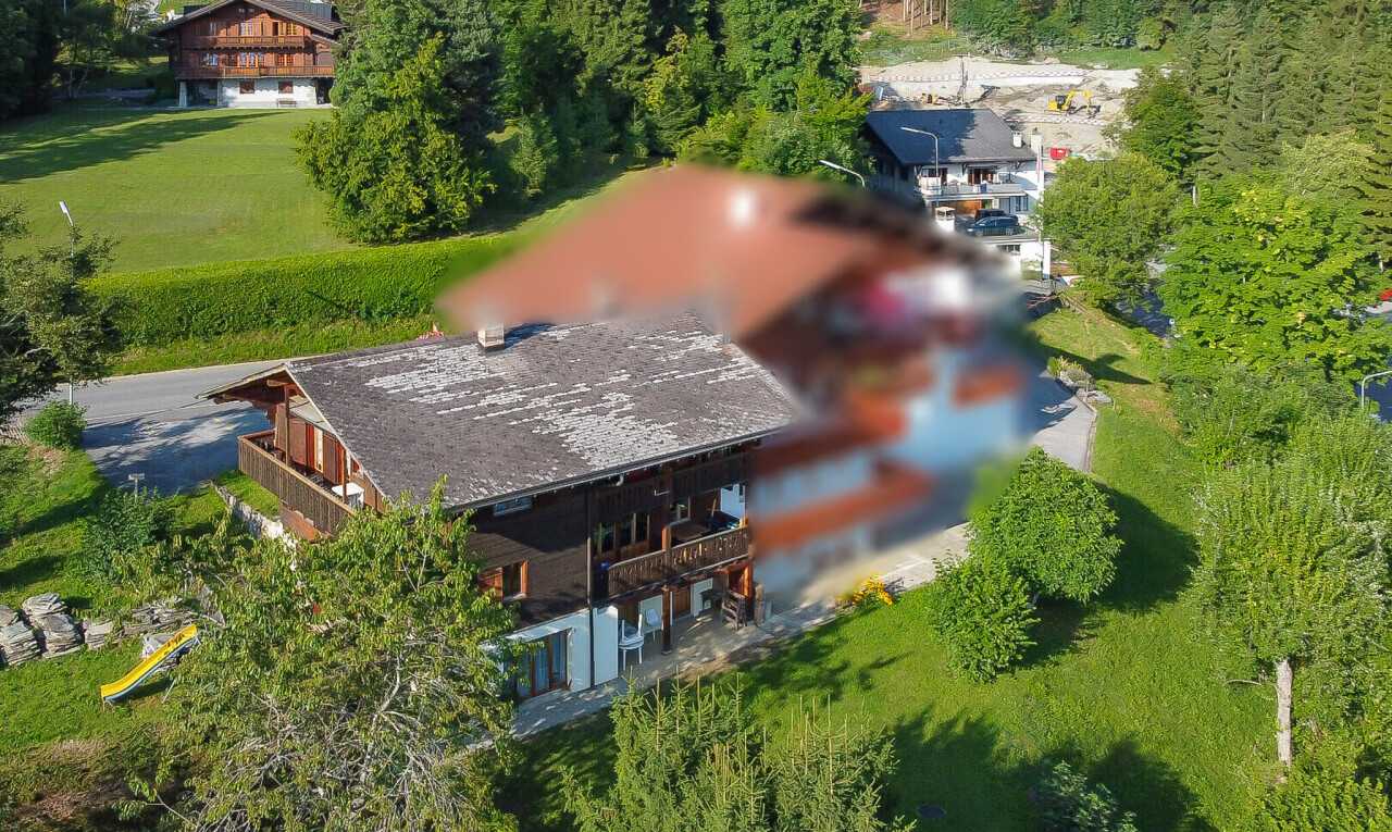 façade avec terrasse, vue sur les bois, property visible, woods view, et pelouse