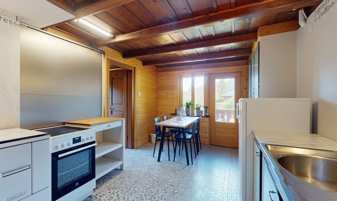 cuisine avec lumière naturelle, natural light, mur en bois, wood wall, et plafond à poutres