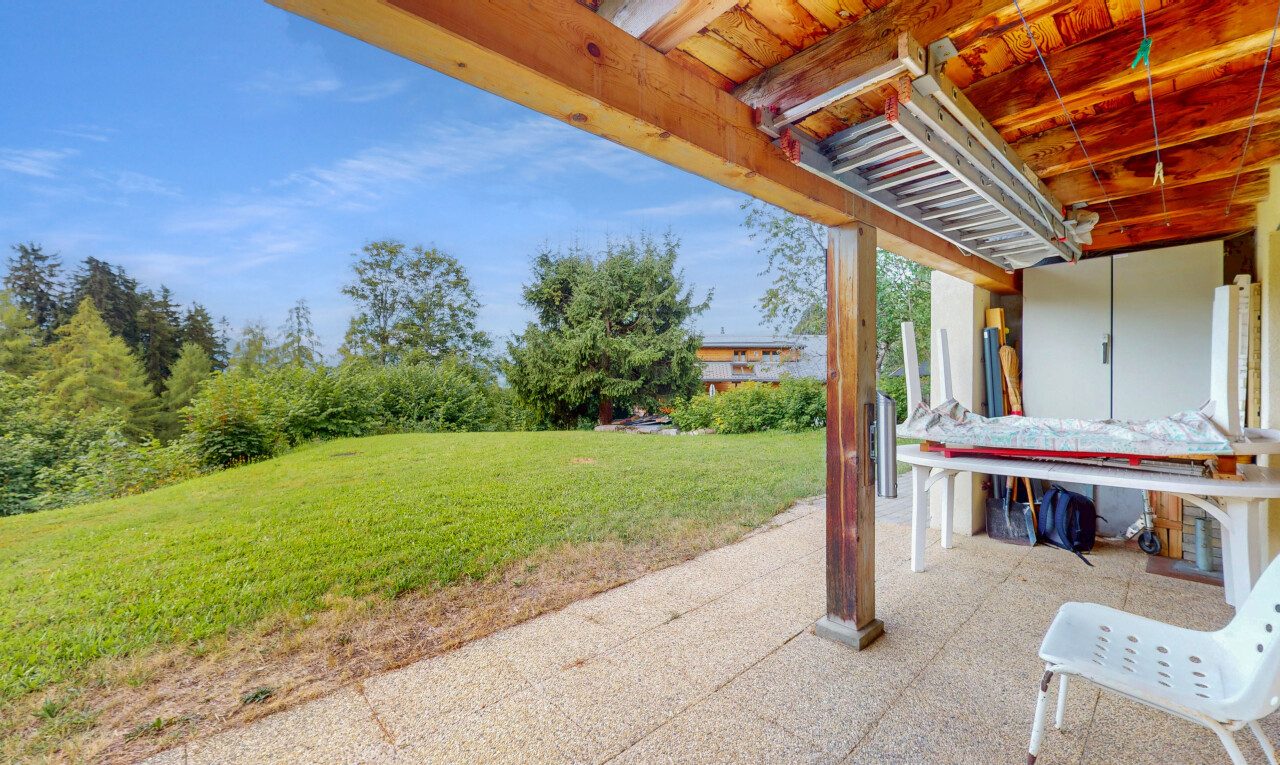 terrasse avec pelouse, terrasse, from property, et day time