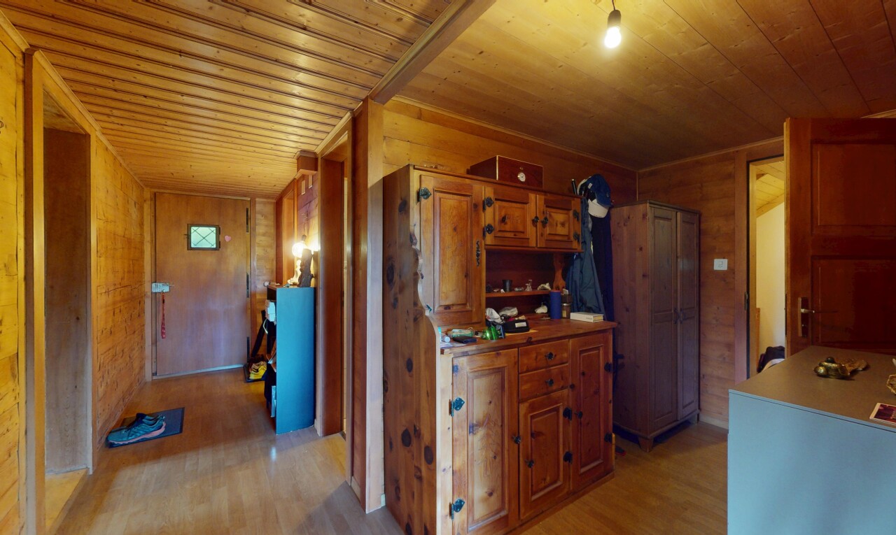 couloir avec wood wall, mur en bois, wood finish floor, sol en finition bois, et inside property