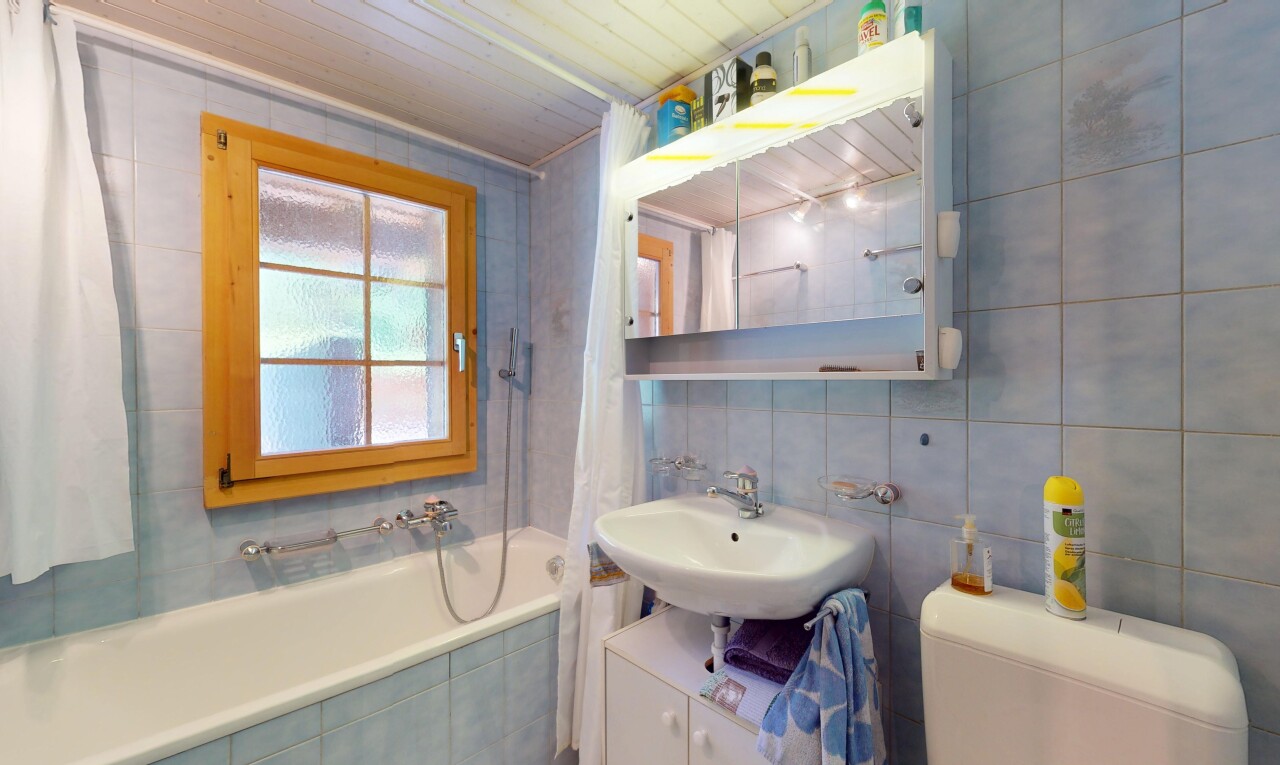 salle de bains avec mur en carrelage, tile wall, miroir, douche-bain combinés, et salle de bain complète