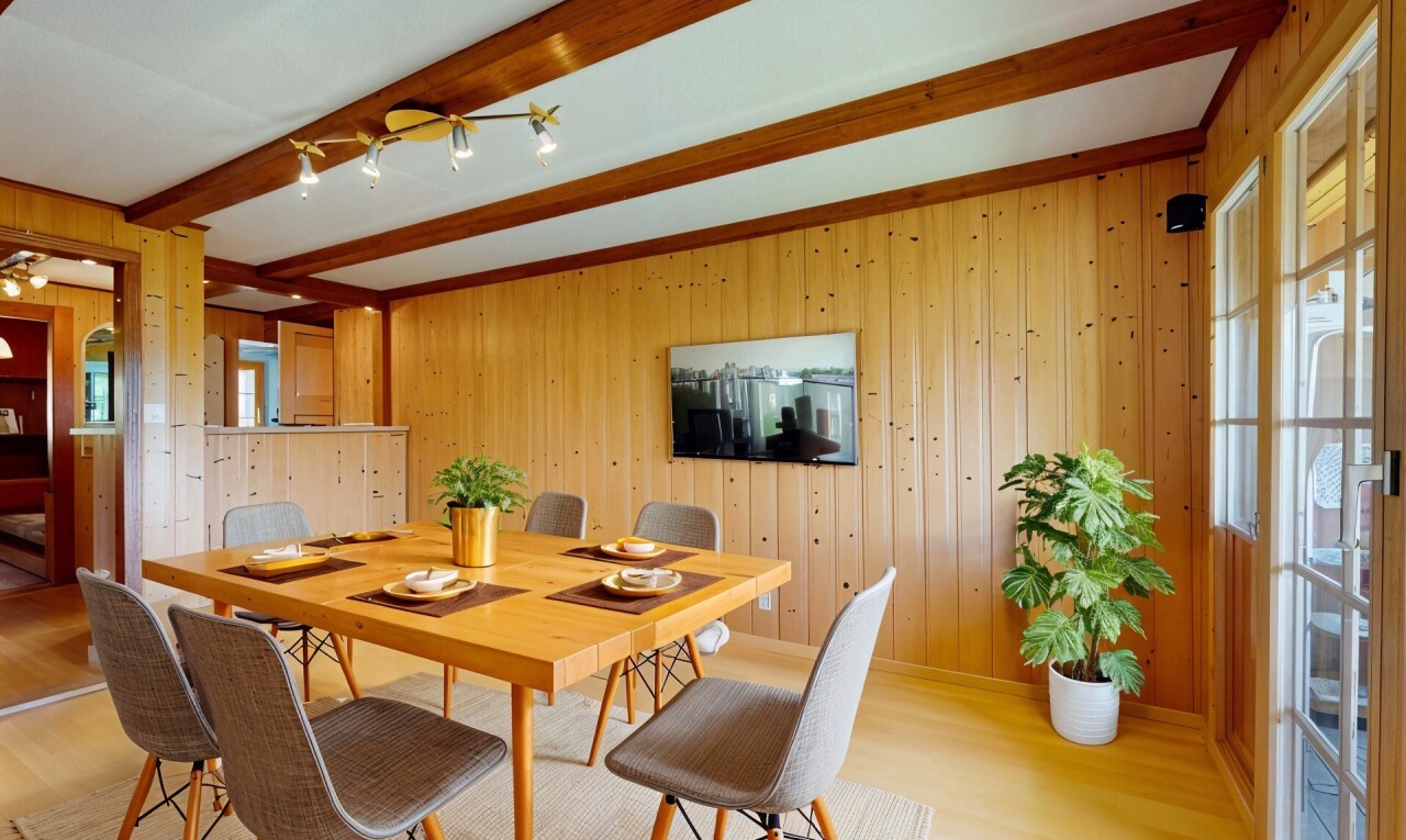salle à manger avec wood wall, mur en bois, beamed ceiling, plafond à poutres, et wood finish floor