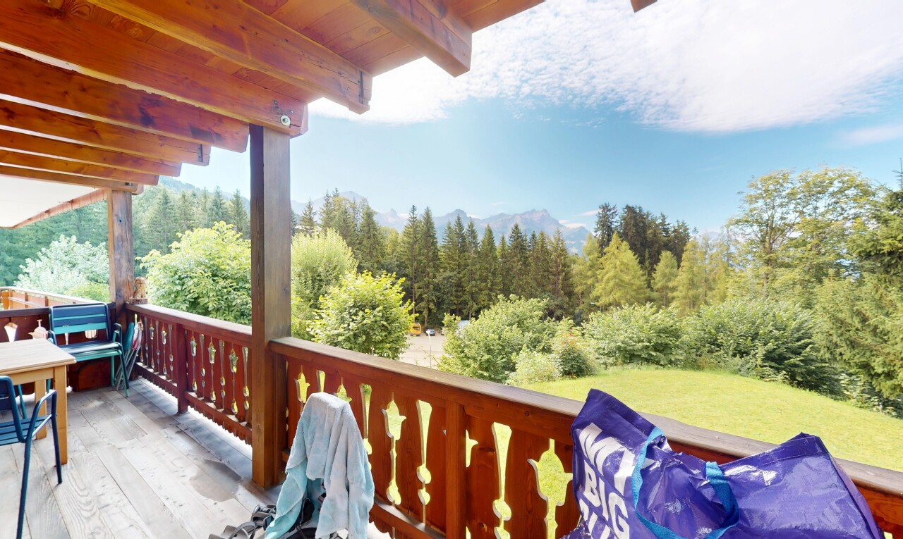 balcon avec day time, balcon, from property, véranda, et vue sur la forêt