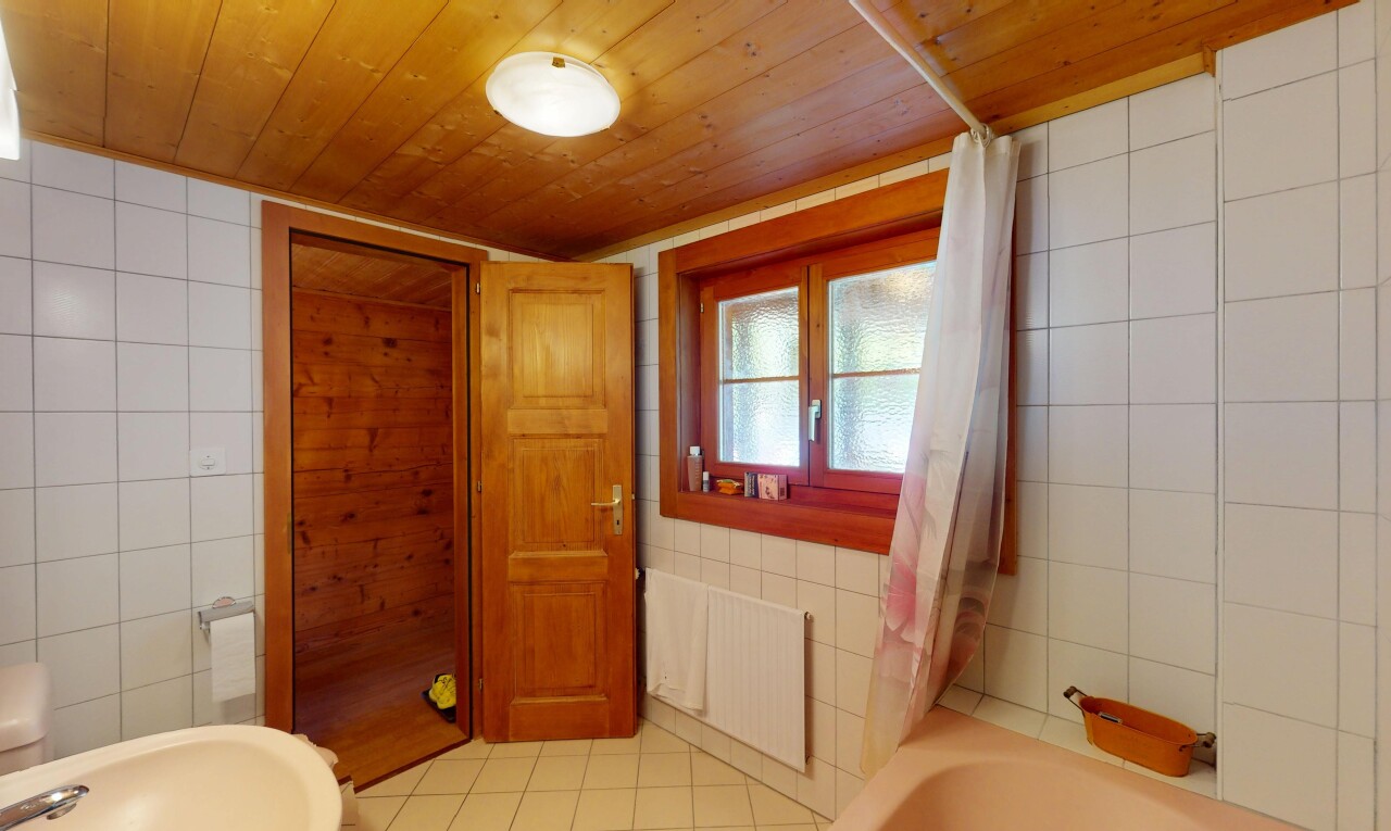 salle de bains avec mur en carrelage, tile wall, douche-bain combinés, lumière naturelle, et natural light