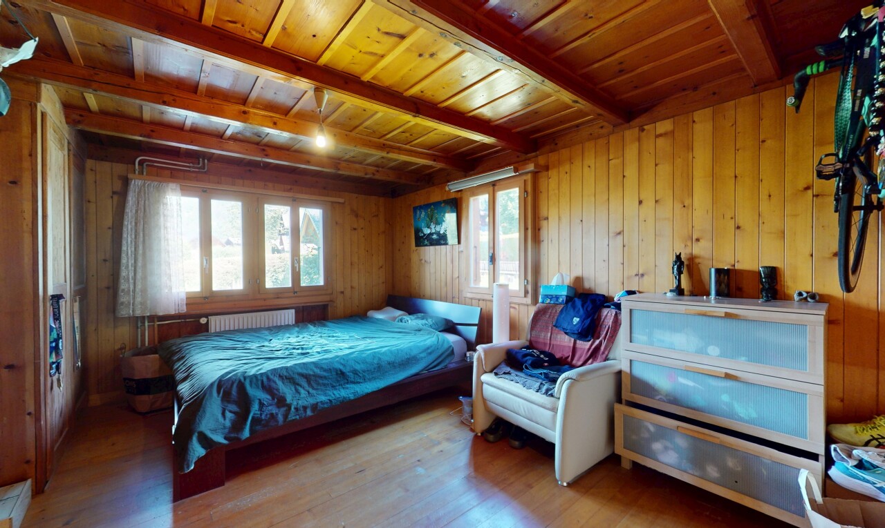 chambre avec mur en bois, wood wall, lumière naturelle, natural light, et plafond à poutres