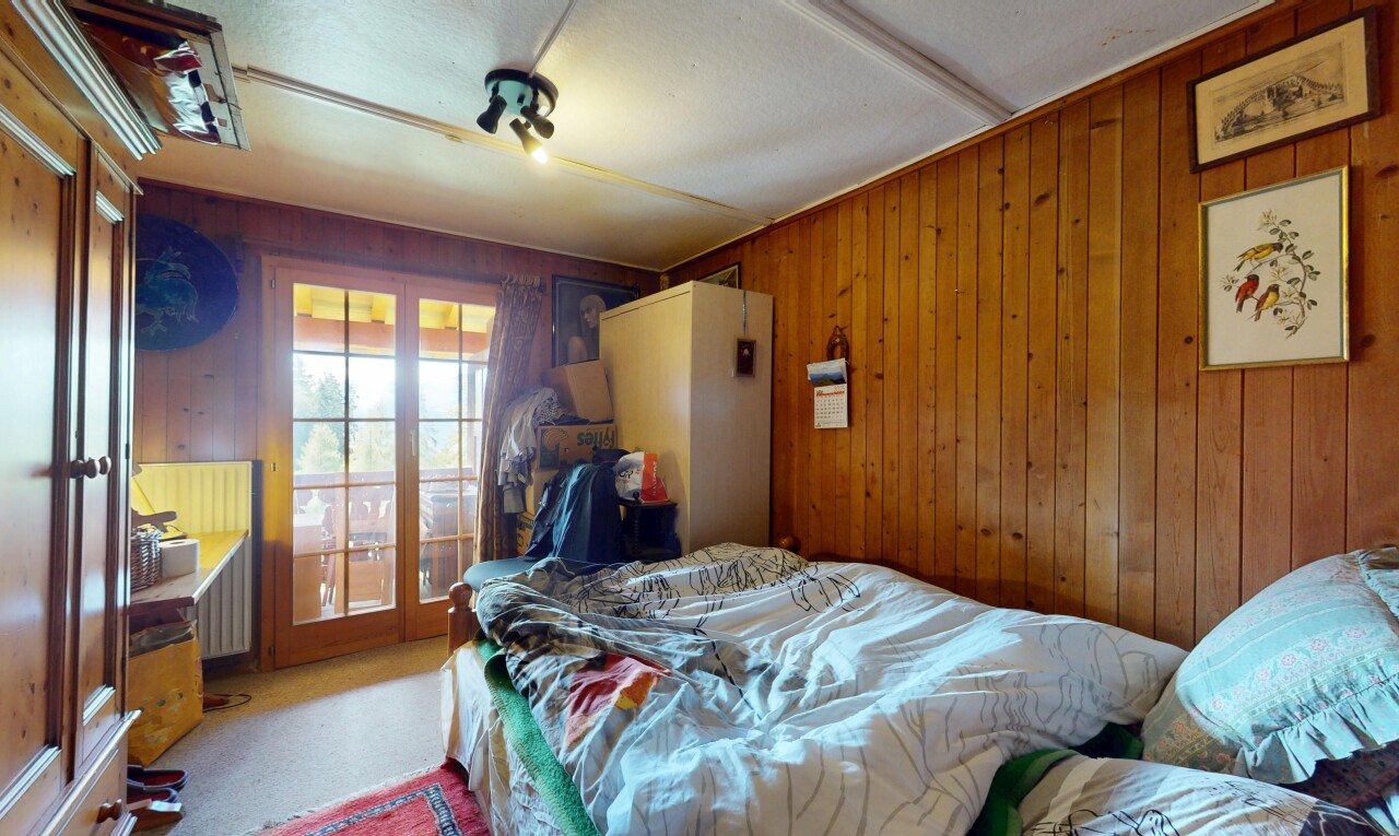 chambre avec inside property, wood wall, mur en bois, carpet, et moquette