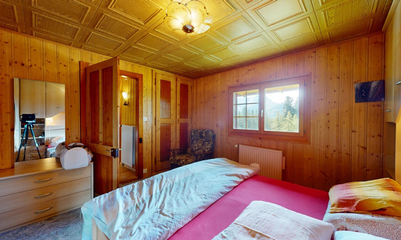 chambre avec mur en bois, wood wall, lumière naturelle, natural light, et radiateur