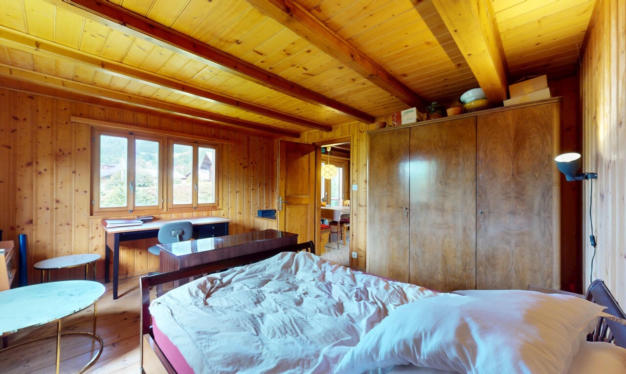 chambre avec lumière naturelle, natural light, inside property, mur en bois, et wood wall