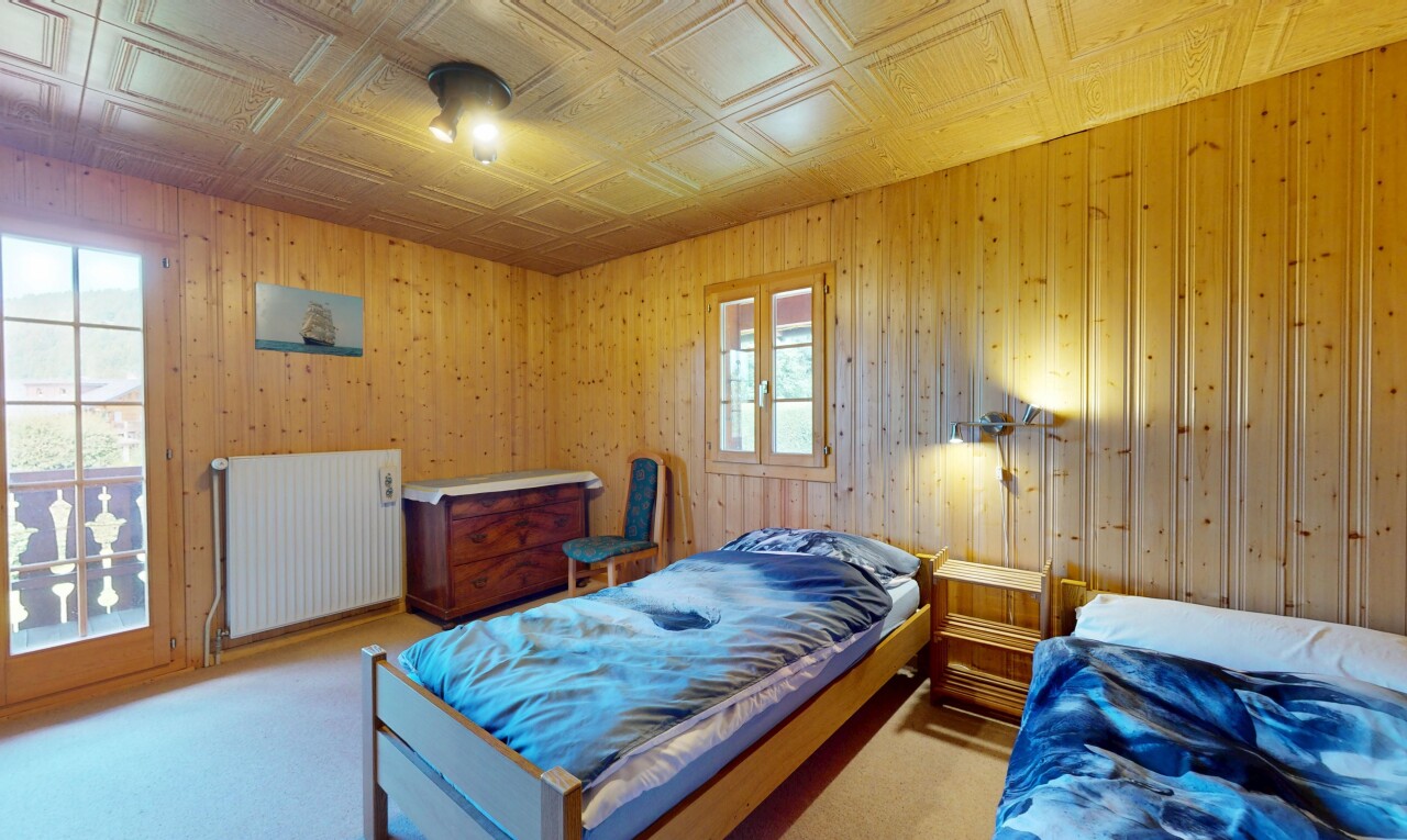 chambre avec natural light, lumière naturelle, radiateur, inside property, et carpet